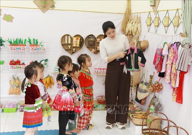 Trường Mầm non Trung Chải, xã Pa Tần (Lai Châu) có nhiều phương pháp sáng tạo, mô hình hay, cách làm hiệu quả, sinh động, gần gũi với đời sống văn hóa bản địa.