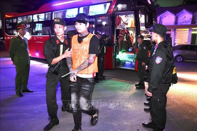 Cán bộ Công an tỉnh Tuyên Quang dẫn giải đối tượng trong đường dây lừa đảo xuyên quốc gia từ Campuchia về phục vụ điều tra.