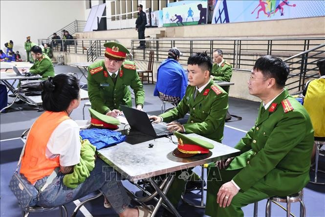 Lãnh đạo Công an tỉnh Tuyên Quang (người ngoài cùng bên phải) và cán bộ điều tra làm việc với đối tượng liên quan trong vụ án lừa đảo chiếm đoạt tài sản.