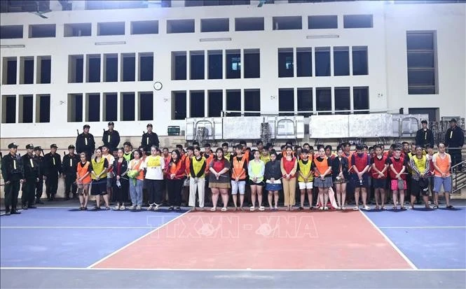 Lực lượng Công an tỉnh Tuyên Quang tiến hành phân loại, xác minh các đối tượng liên quan trong chuyên án lừa đảo xuyên quốc gia.