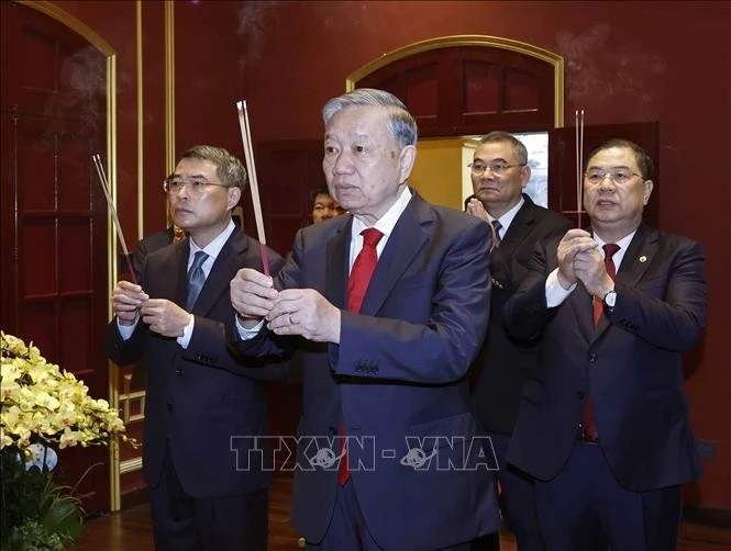 Tổng Bí thư dâng hương tại Khu Di tích Hoàng Thành Thăng Long ảnh 1