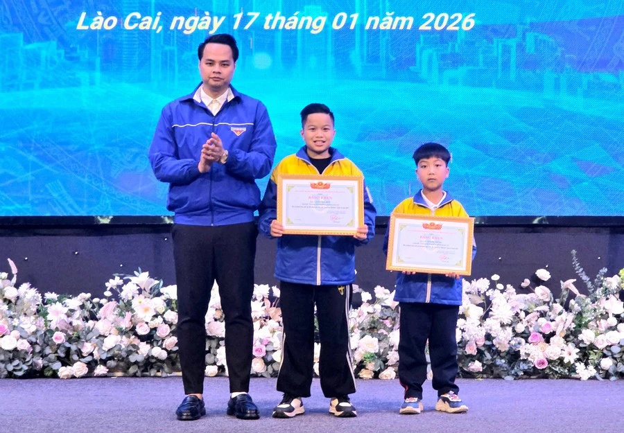 Ông Hoàng Mạnh Linh - Phó Bí thư Tỉnh Đoàn; Trưởng Ban công tác Đoàn và Thanh thiếu nhi Cơ quan Ủy ban MTTQ Việt Nam tỉnh Lào Cai tặng Bằng khen cho 2 học sinh Trường Tiểu học Kim Đồng.