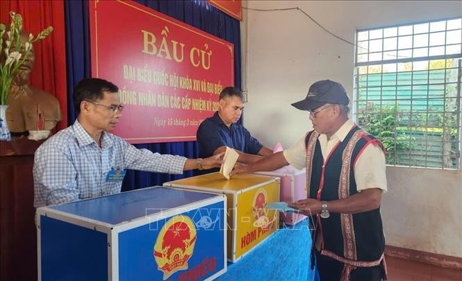 Đông đảo bà con đồng bào thiểu số xã biên giới Ia Dom đi bầu cử ngay từ sáng sớm.