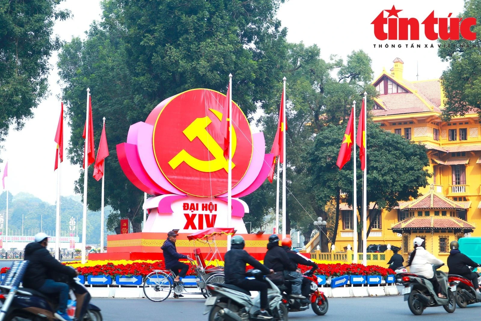 Biểu trưng Đại hội XIV với hình ảnh búa liềm vàng và con số XIV nổi bật trên các tuyến phố trung tâm Hà Nội.