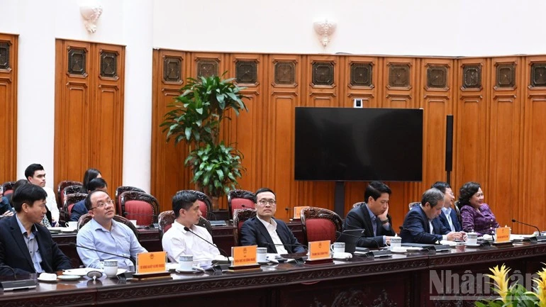 Lãnh đạo các bộ, ngành, cơ quan tham dự phiên họp.