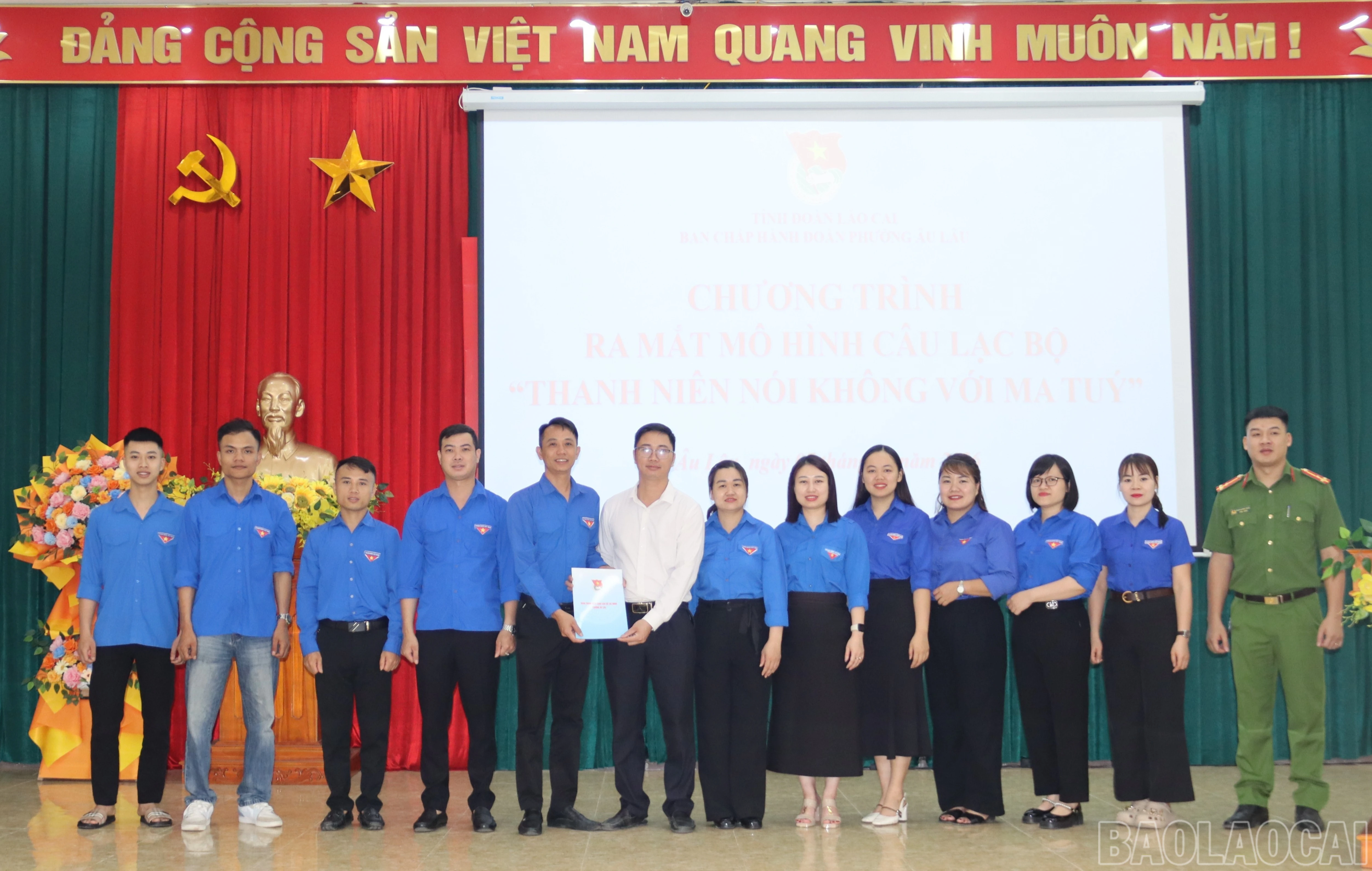 baolaocai-br_lanh-dao-ub-mttq-phuong-trao-quyet-dinh-thanh-lap-cau-lac-bo-anh-2-thanh-nghi-2436.jpg