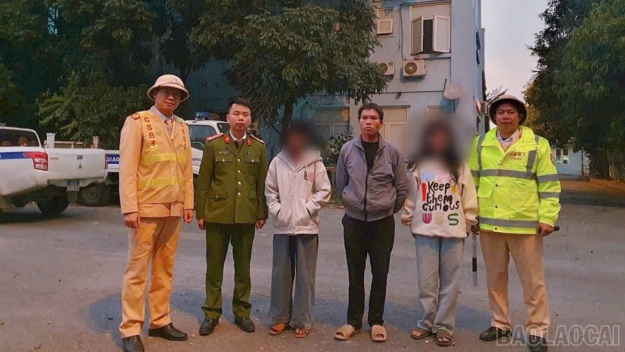 baolaocai-br_luc-luong-cong-an-ban-giao-02-chau-cho-gia-dinh-quan-ly-7854.jpg