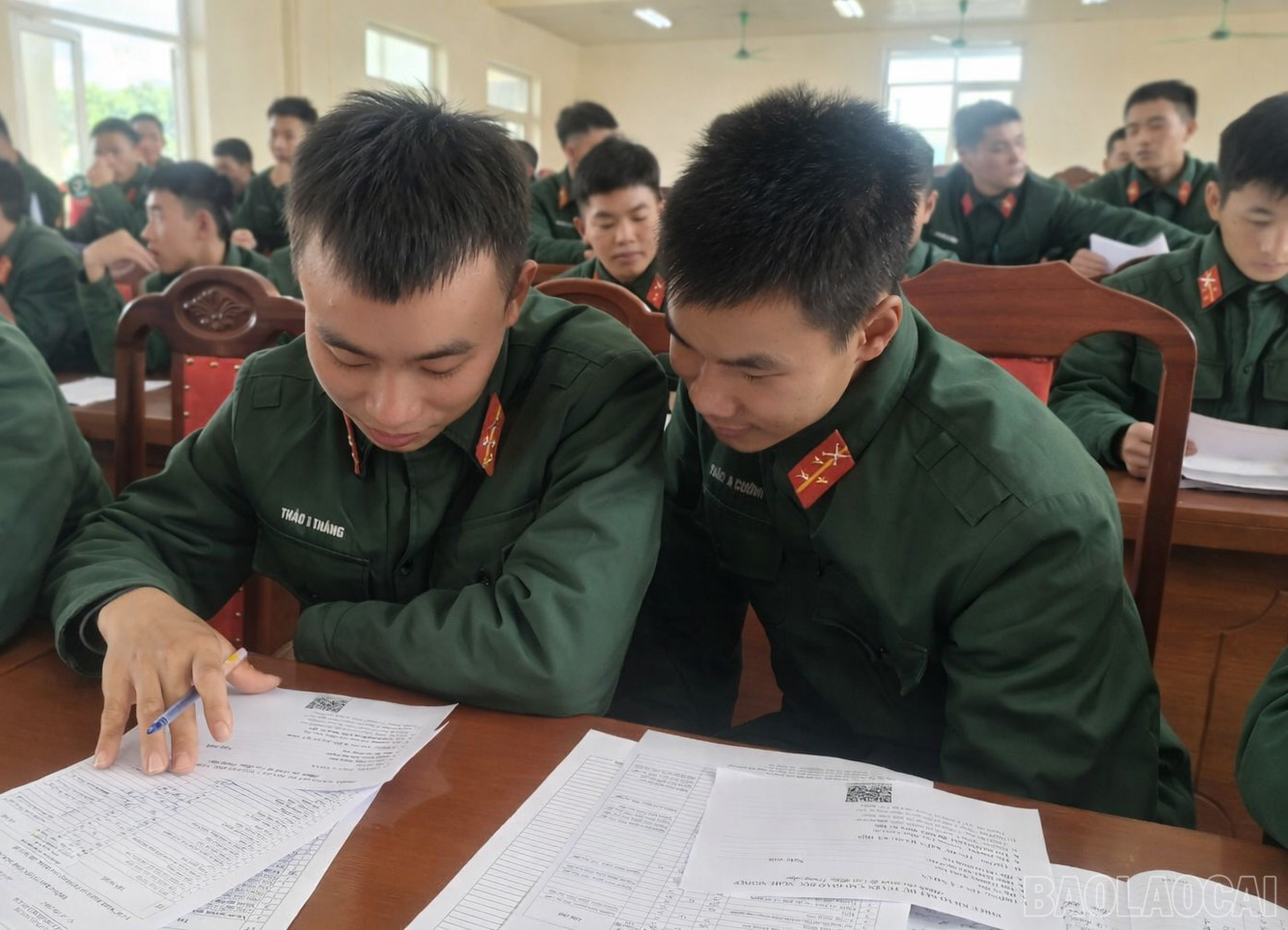 Các hạ sĩ quan, chiến sĩ tìm hiểu về các ngành nghề.