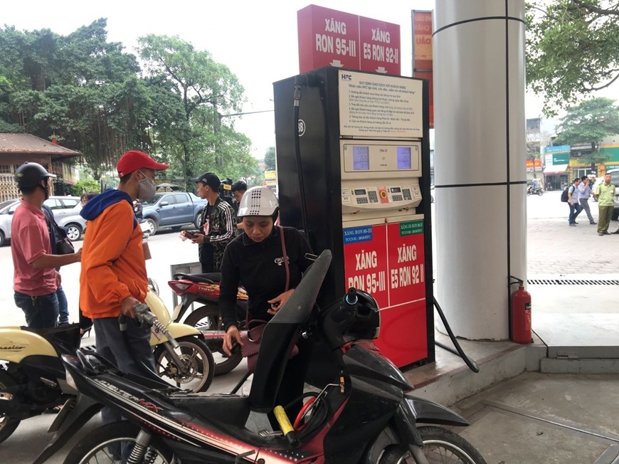 Người dân mua xăng dầu tại cửa hàng trên phố Trần Khát Chân, Hà Nội.