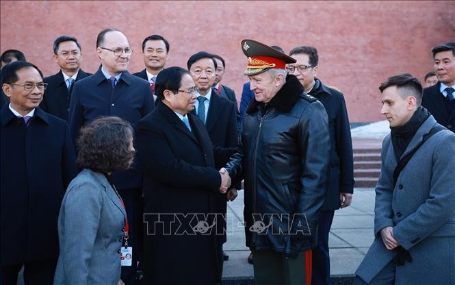 Tư lệnh Quân khu Moskva và Đại diện Bộ Ngoại giao Liên bang Nga đón Thủ tướng Phạm Minh Chính đến đặt hoa tại Đài tưởng niệm Liệt sĩ vô danh Liên bang Nga ở thủ đô Moskva.