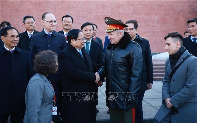 Tư lệnh Quân khu Moskva và Đại diện Bộ Ngoại giao Liên bang Nga đón Thủ tướng Phạm Minh Chính đến đặt hoa tại Đài tưởng niệm Liệt sĩ vô danh Liên bang Nga ở thủ đô Moskva.