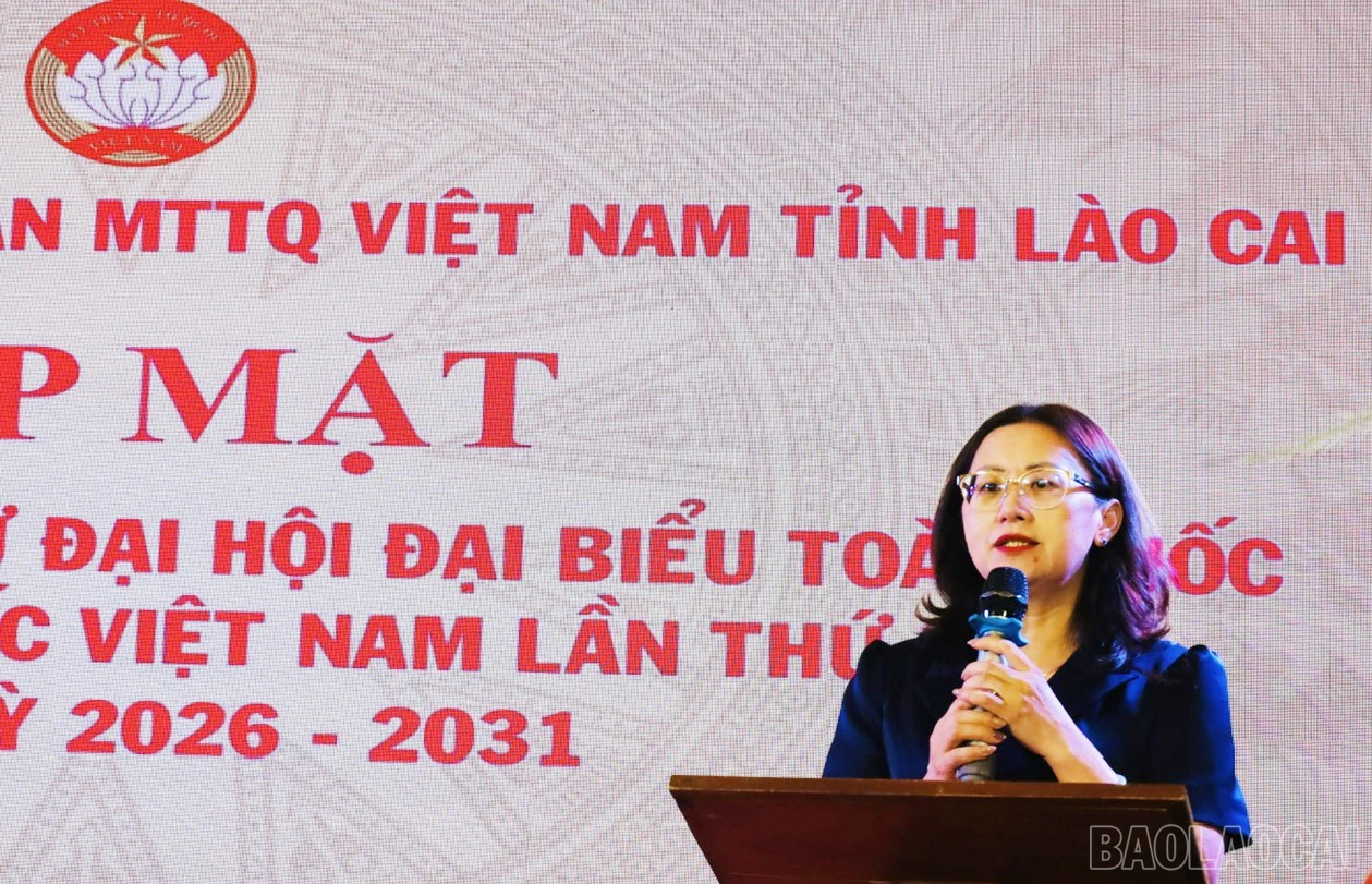 Đồng chí Giàng Thị Dung - Ủy viên Ủy ban Trung ương MTTQ Việt Nam khóa X, Phó Bí thư Tỉnh ủy, Chủ tịch Ủy ban MTTQ Việt Nam tỉnh, Trưởng đoàn Đại biểu Quốc hội tỉnh Lào Cai phát biểu tại buổi gặp mặt.