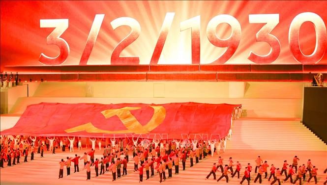 Tối 23/1/2026, tại sân vận động quốc gia Mỹ Đình (Hà Nội), Thành uỷ, Hội đồng nhân dân, Uỷ ban Mặt trận tổ quốc Việt Nam Thành phố Hà Nội tổ chức Chương trình nghệ thuật đặc biệt "Dưới lá cờ vẻ vang của Đảng” chào mừng thành công Đại hội XIV của Đảng.