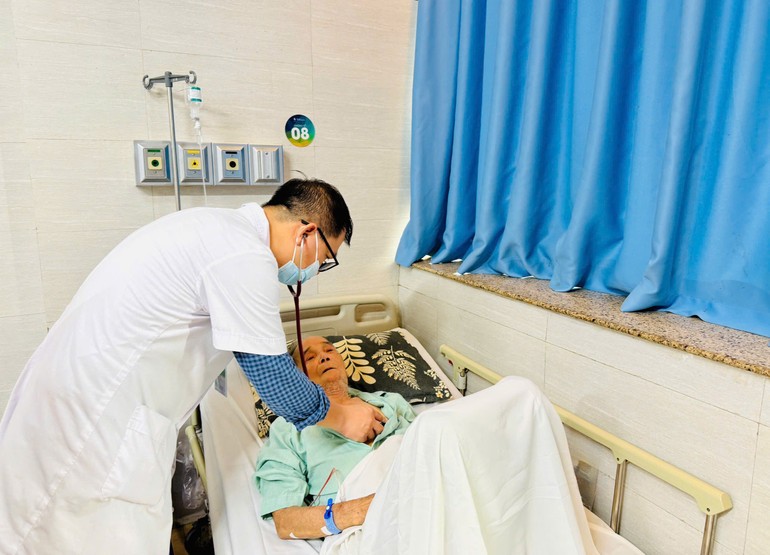 Thăm khám cho bệnh nhân cao tuổi mắc bệnh lý hô hấp.