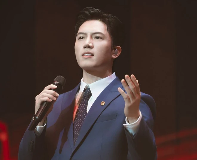 Anh Tú lựa chọn thể hiện tiếng nói nội tâm của một người trẻ trước những sự kiện trọng đại của dân tộc.