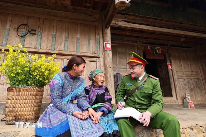 Chiến sĩ công an tuyên truyền đường lối của Đảng, pháp luật của Nhà nước cho nhân dân.