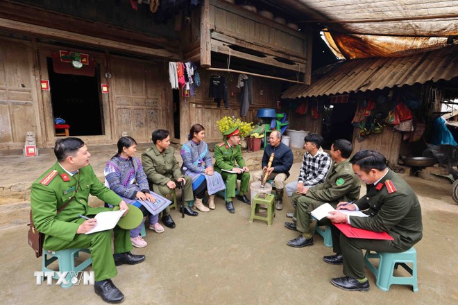 Công an xã Dìn Chin, Lào Cai tuyên truyền chủ trương của Đảng, pháp luật của Nhà nước cho nhân dân, góp phần thúc đẩy phát triển kinh tế-xã hội, bảo đảm trật tự an toàn xã hội trên địa bàn.