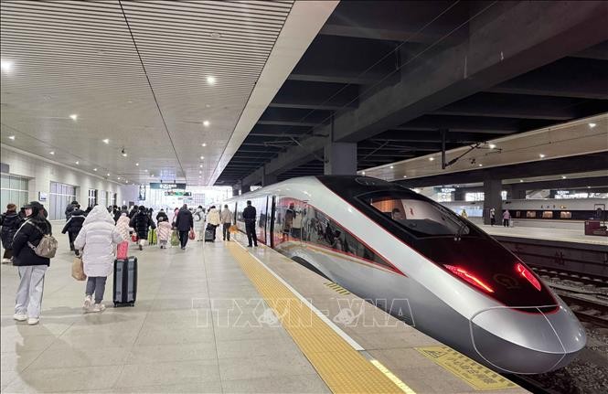 Người dân Trung Quốc đang lên tàu để di chuyển tại ga Thẩm Dương, tỉnh Liêu Ninh (Trung Quốc).