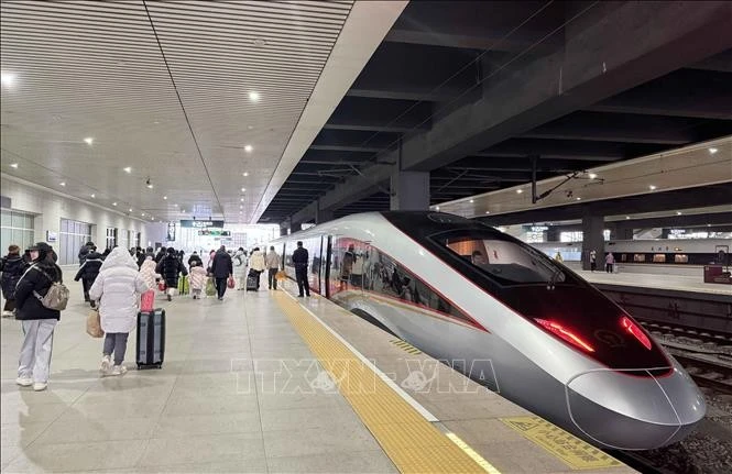 Người dân Trung Quốc đang lên tàu để di chuyển tại ga Thẩm Dương, tỉnh Liêu Ninh (Trung Quốc).