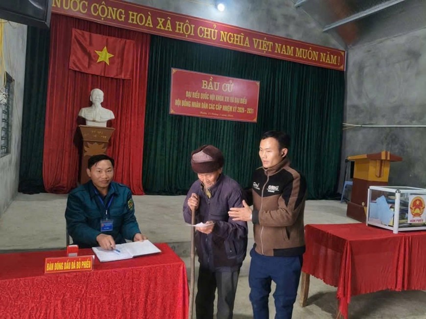 Cử tri Tẩn Seo Sáng (100 tuổi, thôn Chu Liền Chải, xã Si Ma Cai) tham gia bầu cử.