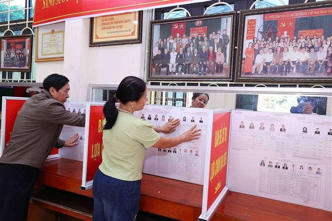 Tổ phục vụ bầu cử xã Ô Diên (Hà Nội) kiểm tra, sắp xếp các buồng bỏ phiếu, bảo đảm điều kiện thuận lợi cho cử tri tham gia bỏ phiếu.