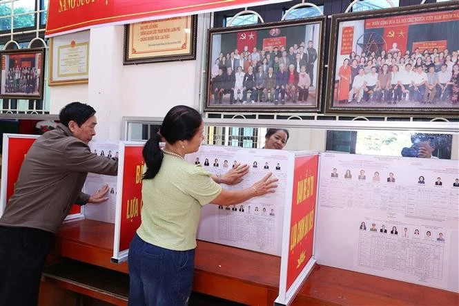 Tổ phục vụ bầu cử xã Ô Diên (Hà Nội) kiểm tra, sắp xếp các buồng bỏ phiếu, bảo đảm điều kiện thuận lợi cho cử tri tham gia bỏ phiếu.