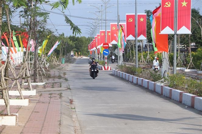 Trung tâm xã Đất Mũi được trang trí chào mừng ngày bầu cử.