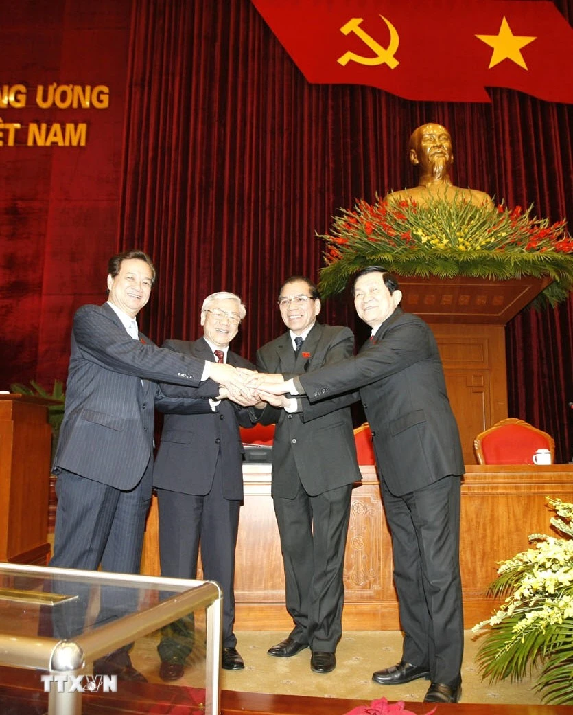 Các đồng chí Nông Đức Mạnh, Tổng Bí thư Ban Chấp hành Trung ương Đảng khóa X, Trương Tấn Sang, Ủy viên Bộ Chính trị và Nguyễn Tấn Dũng, Ủy viên Bộ Chính trị chúc mừng đồng chí Nguyễn Phú Trọng được bầu làm Tổng Bí thư Ban Chấp hành Trung ương Đảng khóa XI. (Ảnh: TTXVN)