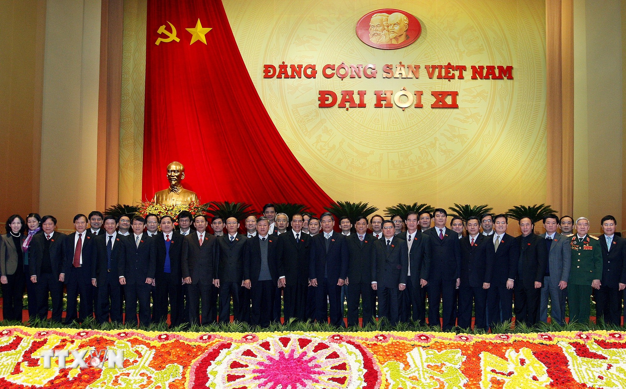 Tổng Bí thư Nông Đức Mạnh với các đại biểu đoàn khối các cơ quan Trung ương. (Ảnh: TTXVN)