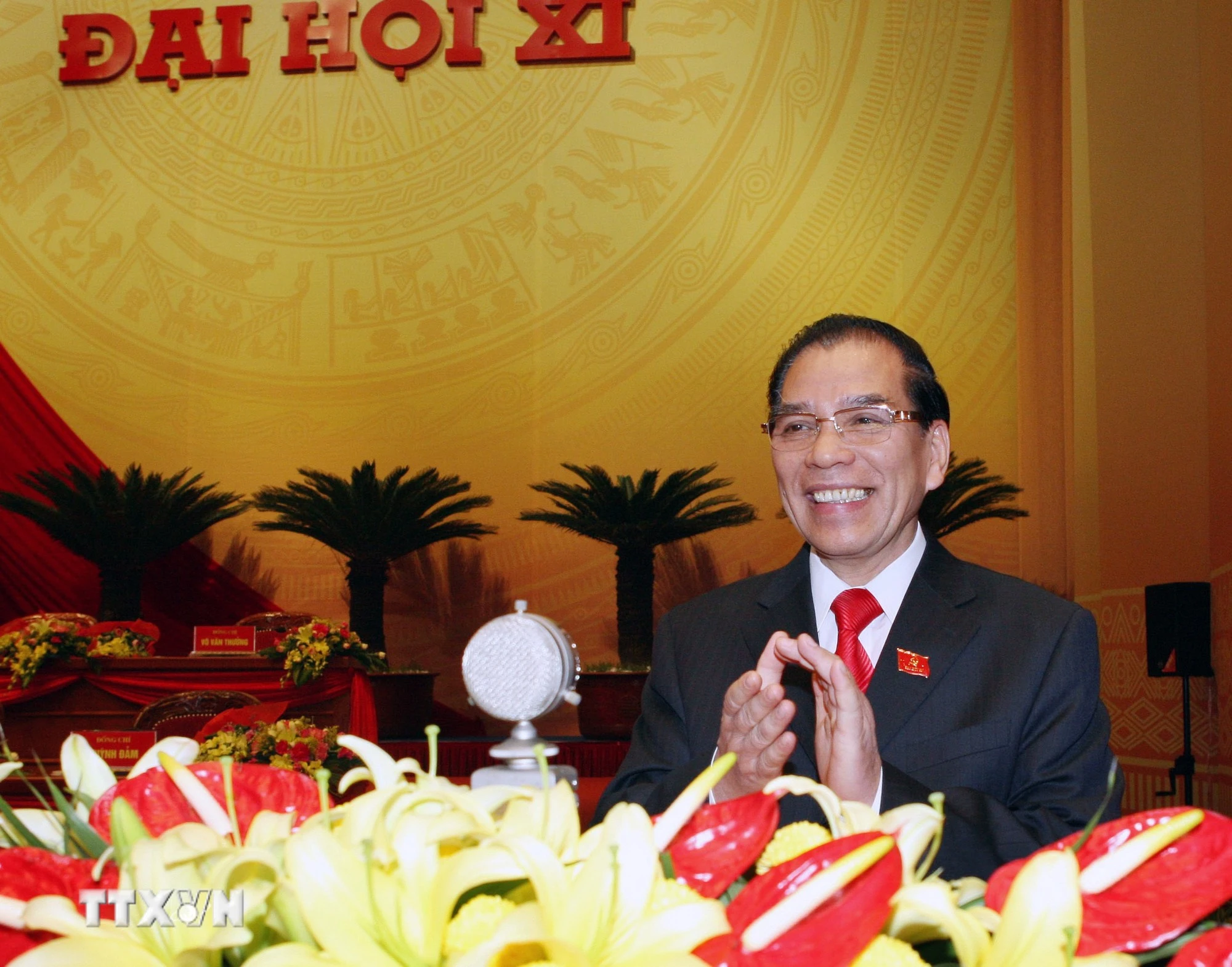 Tổng Bí thư Nông Đức Mạnh đọc báo cáo của Ban Chấp hành Trung ương Đảng khóa X về các văn kiện trình Đại hội XI. (Ảnh: TTXVN)