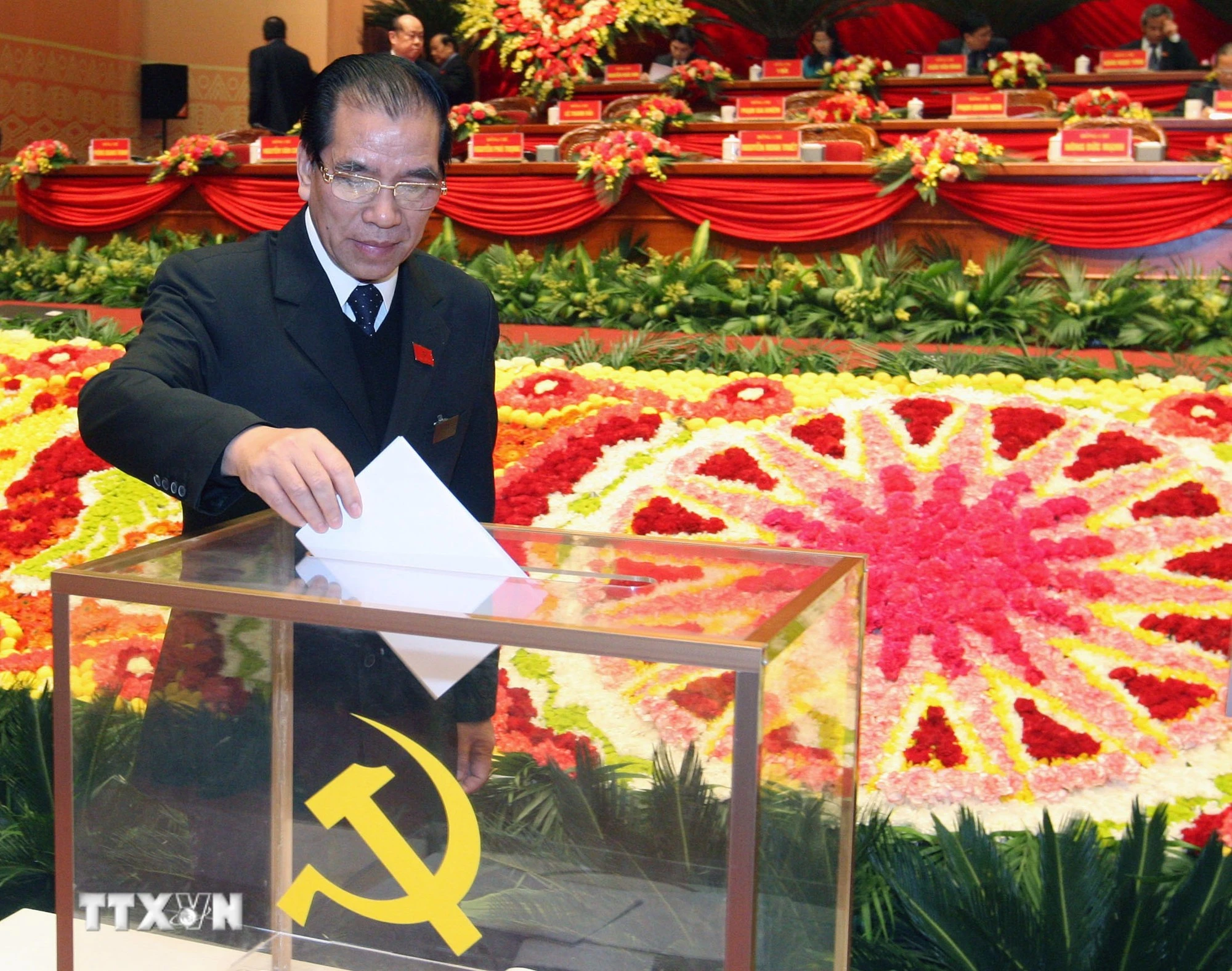 Tổng Bí thư Nông Đức Mạnh bỏ phiếu tại Đại hội. (Ảnh: TTXVN)