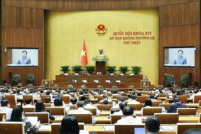 Bộ trưởng Bộ Nội vụ Nguyễn Tiến Hải, thừa ủy quyền của Thủ tướng Chính phủ trình bày tờ trình về 02 nội dung: việc thành lập thành phố Quảng Ninh; việc thành lập thành phố Bắc Ninh. Ảnh: Doãn Tấn/TTXVN