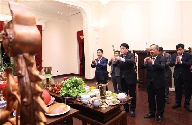 Chủ tịch nước Lương Cường tới dâng hương tưởng niệm Chủ tịch Hồ Chí Minh tại trụ sở cơ quan Văn phòng Chủ tịch nước ở số 2 Lê Thạch.