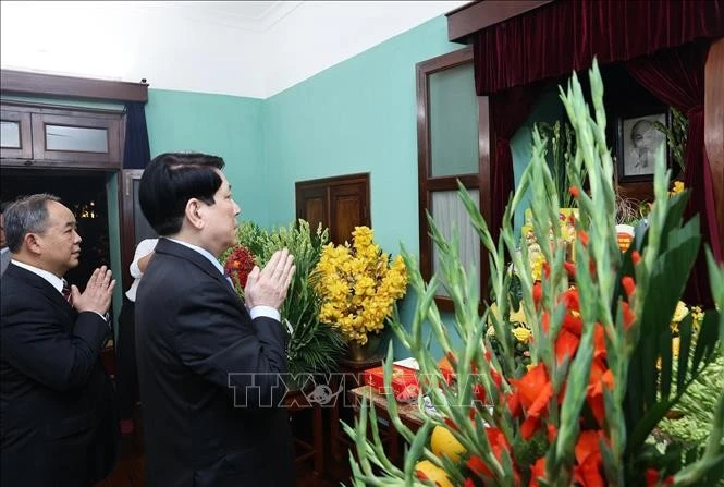 Chủ tịch nước Lương Cường dâng hương tưởng niệm Chủ tịch Hồ Chí Minh tại Di tích Nhà 67 ở Khu Di tích Chủ tịch Hồ Chí Minh trong Phủ Chủ tịch.