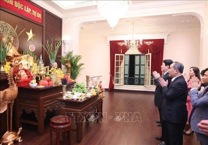 Chủ tịch nước Lương Cường tới dâng hương tưởng niệm Chủ tịch Hồ Chí Minh tại trụ sở cơ quan Văn phòng Chủ tịch nước ở số 2 Lê Thạch.