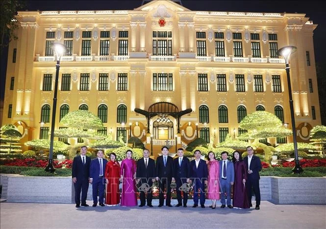 Chủ tịch nước Lương Cường với cán bộ, nhân viên Văn phòng Chủ tịch nước tại Trụ sở cơ quan Văn phòng Chủ tịch nước số 2 Lê Thạch.