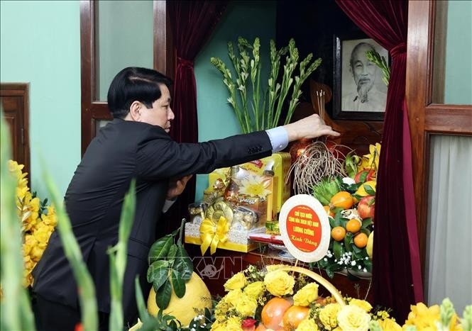 Chủ tịch nước Lương Cường dâng hương tưởng niệm Chủ tịch Hồ Chí Minh tại Di tích Nhà 67 ở Khu Di tích Chủ tịch Hồ Chí Minh trong Phủ Chủ tịch.