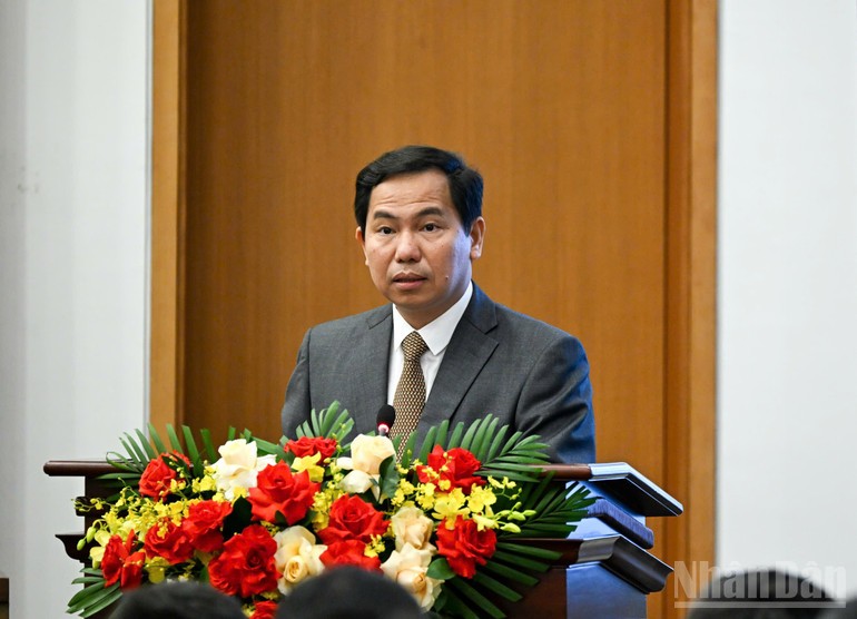 Tổng Thư ký Quốc hội, Chủ nhiệm Văn phòng Quốc hội, Chánh Văn phòng Hội đồng Bầu cử Quốc gia Lê Quang Mạnh công bố Nghị quyết của Hội đồng Bầu cử Quốc gia về kết quả bầu cử và danh sách những người trúng cử đại biểu Quốc hội khóa XVI. (Ảnh: DUY LINH)