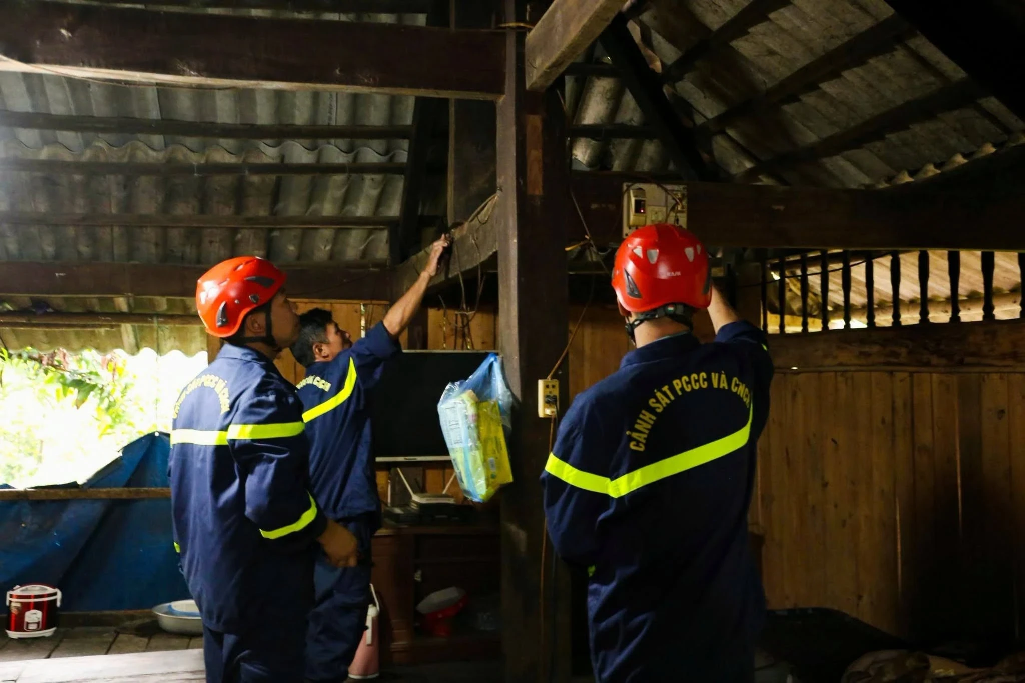 Cán bộ, chiến sĩ Đội Chữa cháy và Cứu nạn, cứu hộ số 2 hỗ trợ lắp hệ thống điện cho người dân. (Ảnh: Thùy Hương)