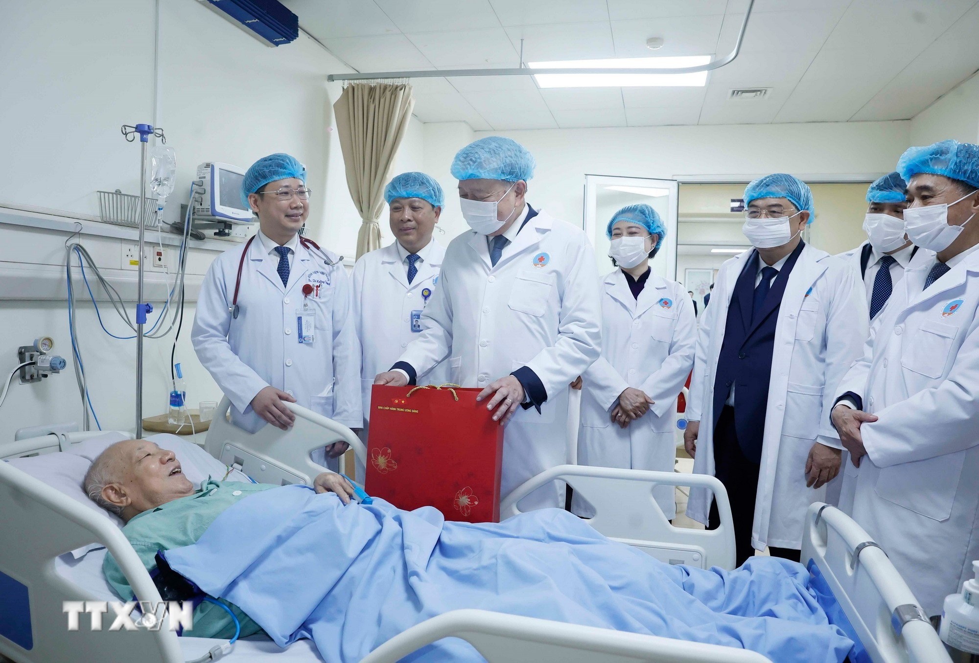 Tổng Bí thư Tô Lâm thăm hỏi và tặng quà cho bệnh nhân đang điều trị tại bệnh viện.