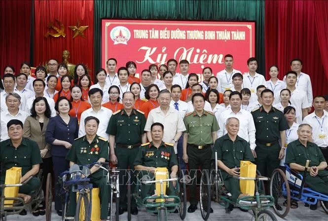 Tổng Bí thư, Chủ tịch nước Tô Lâm và đại biểu với cán bộ và thương binh, bệnh binh tại Trung tâm Điều dưỡng thương binh Thuận Thành. Ảnh: Thống Nhất/TTXVN