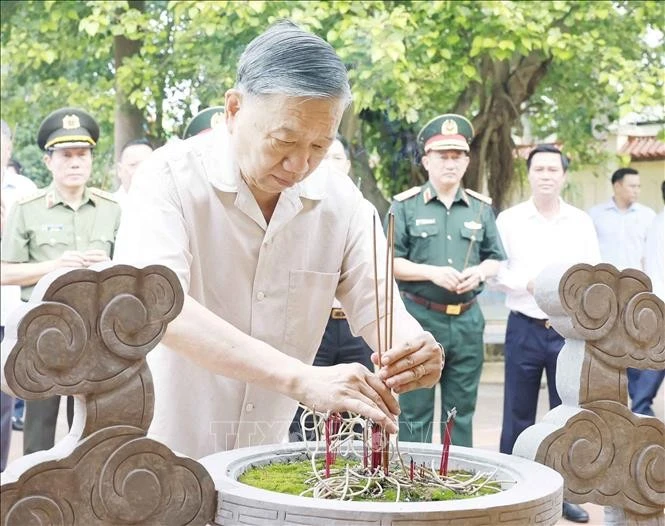 Tổng Bí thư, Chủ tịch nước Tô Lâm dâng hương tưởng nhớ Chủ tịch Hồ Chí Minh và các Anh hùng liệt sĩ tại khuôn viên Trung tâm Điều dưỡng thương binh Thuận Thành. Ảnh: Thống Nhất/TTXVN