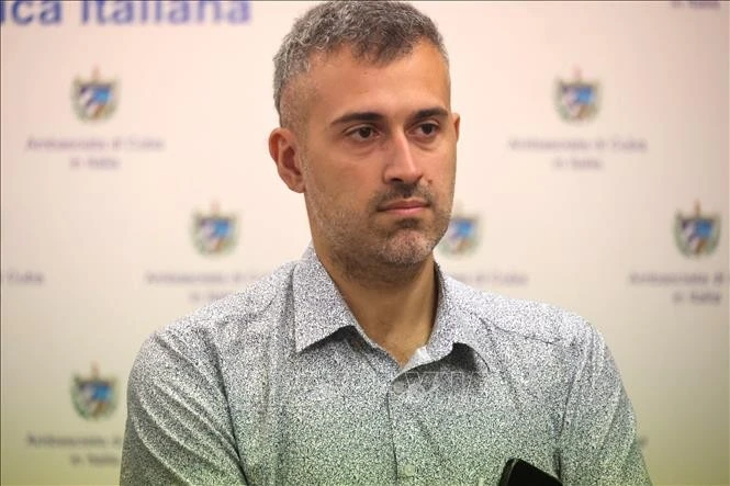 Ông Chinappi trả lời phỏng vấn của phóng viên tại Rome.