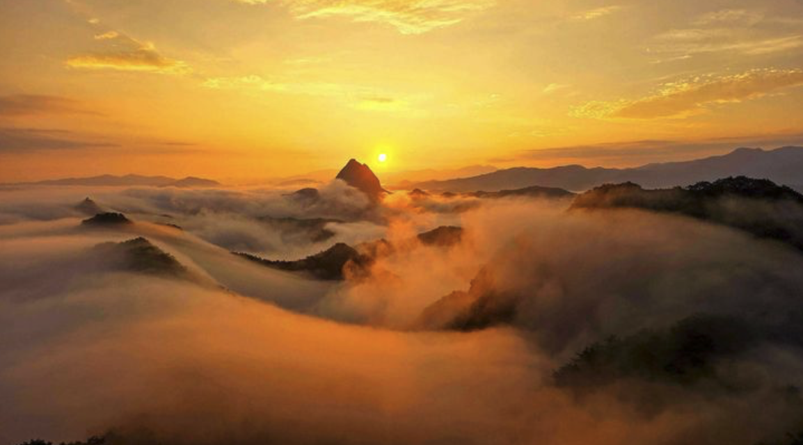 Mặt trời mọc trên biển mây tại núi Mai, tỉnh Bắc Jeolla.