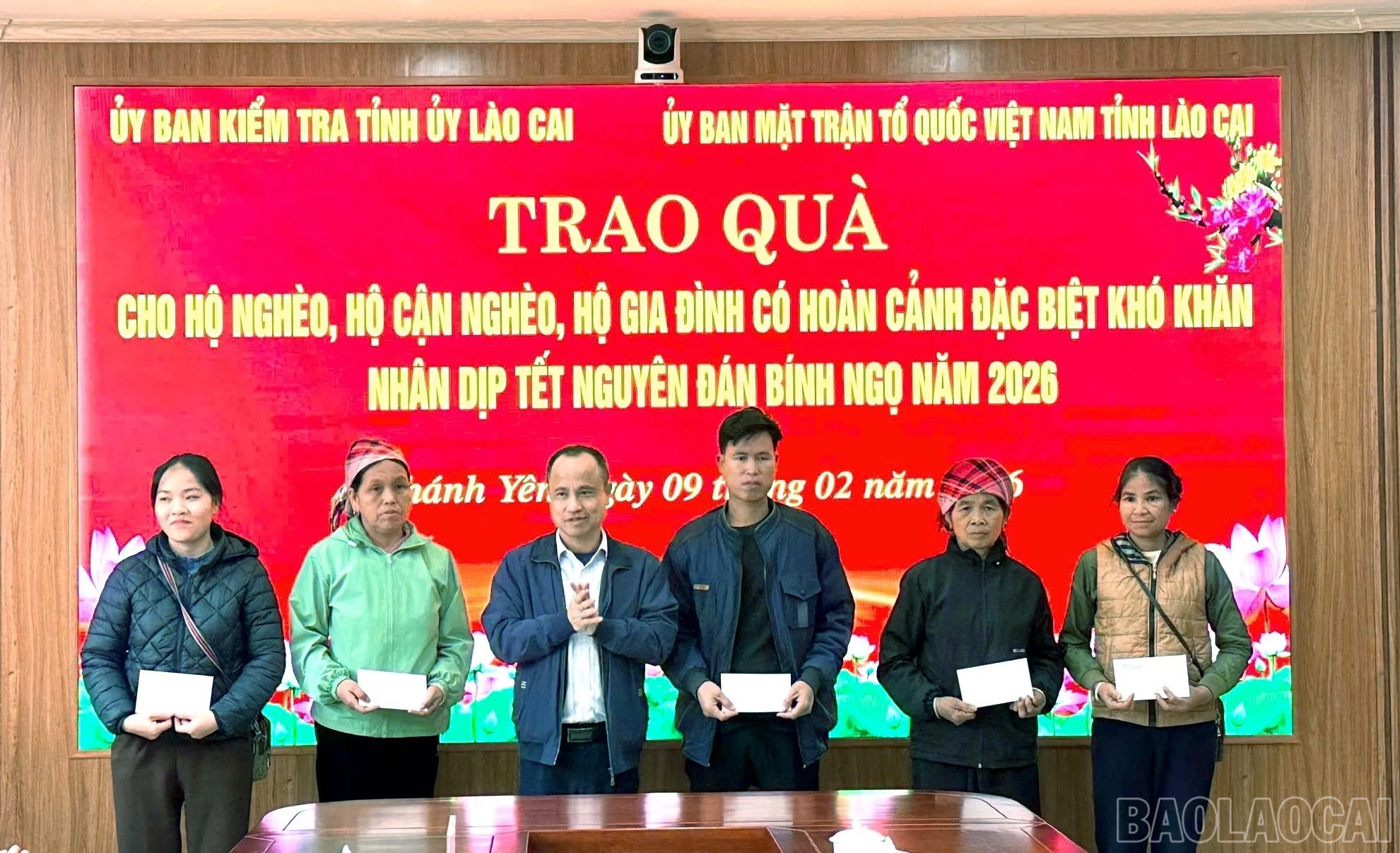 baolaocai-br_trao-qua-ubkt-va-mttq.jpg