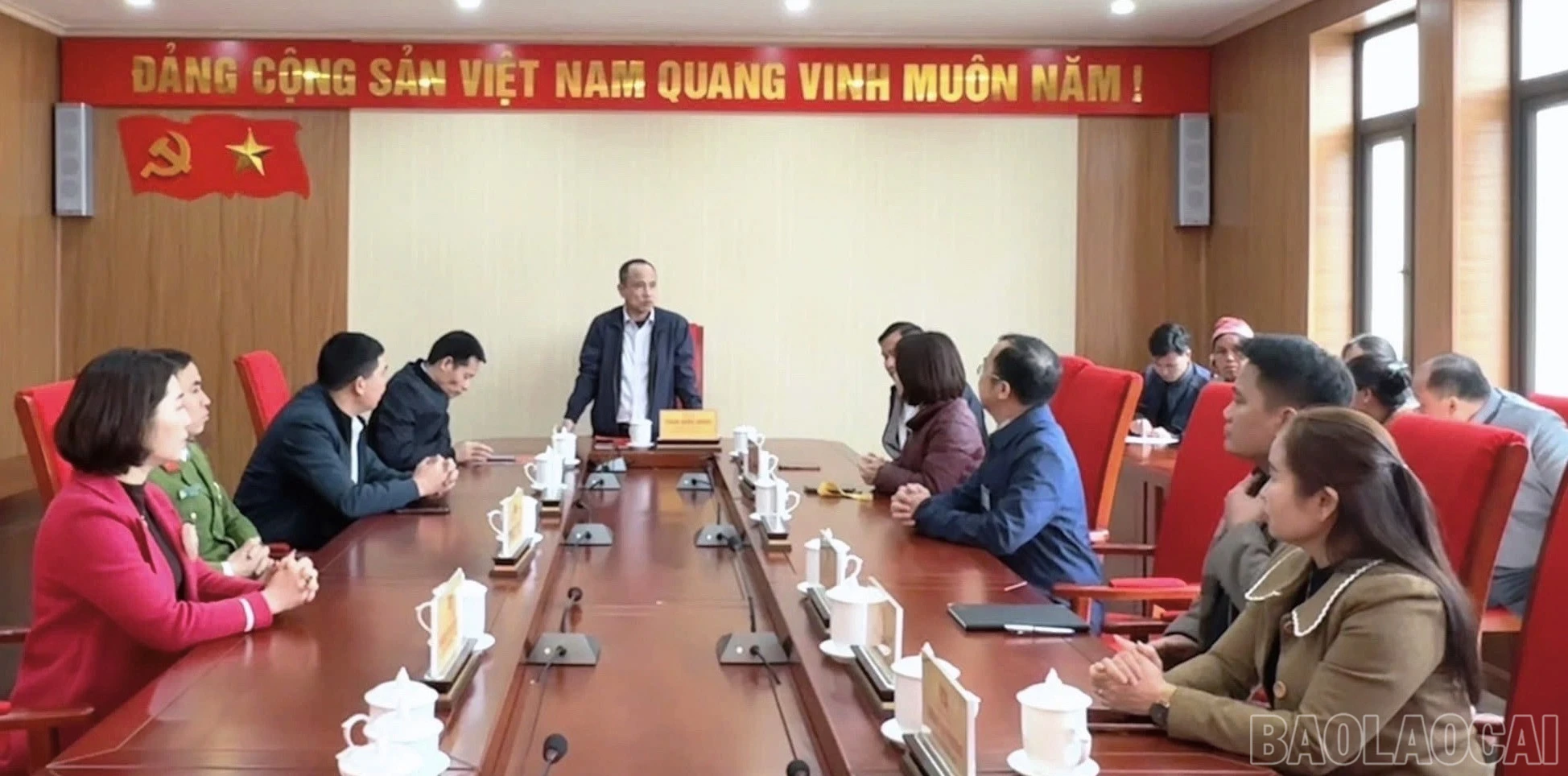 baolaocai-br_trao-doi-voi-cap-uy-chinh-quyen.jpg