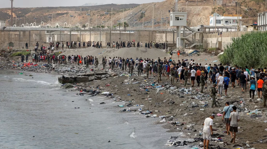 Ceuta nằm trên bờ biển phía bắc của lục địa châu Phi, giáp với Morocco, nhưng là lãnh thổ của Tây Ban Nha. (Ảnh: Reuters)