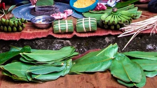 Bánh chưng luộc bằng bếp củi là nét văn hóa tâm linh đặc sắc của Tết Việt.