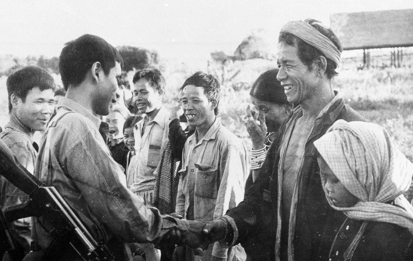 Người dân Campuchia và quân tình nguyện Việt Nam năm 1979.