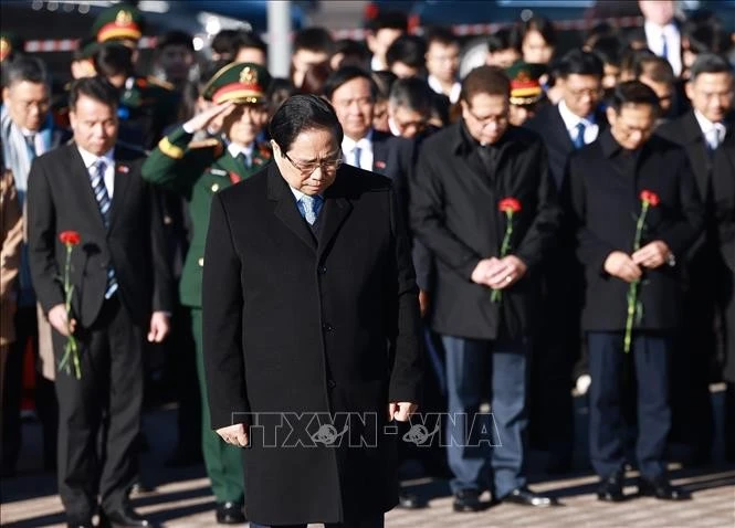 Thủ tướng Phạm Minh Chính dâng hoa tại Tượng đài Chủ tịch Hồ Chí Minh (Quảng trường Hồ Chí Minh) ở Thủ đô Moskva, Liên bang Nga.